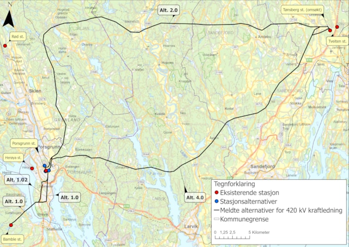 Kart som viser to alternative ruter for spenningsoppgradert kraftledning mellom transformatorstasjonene Bamble - Porsgrunn - Tønsberg.