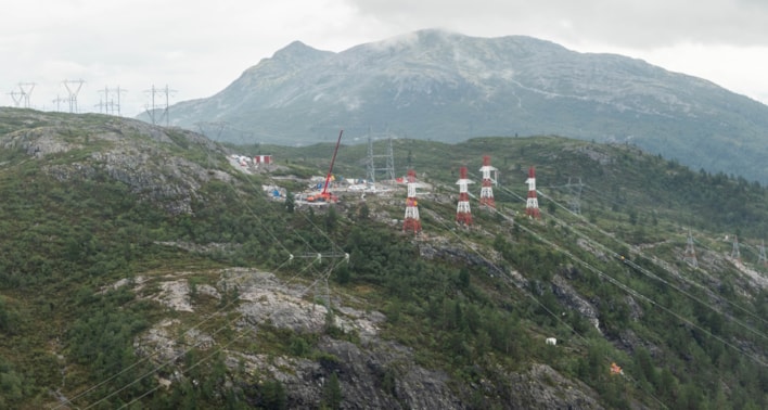 Her ser ein fjordspennbukkar, ny og gammal leidning. Den gamle leidningen skal rivast og arbeidet med dette startar til hausten.