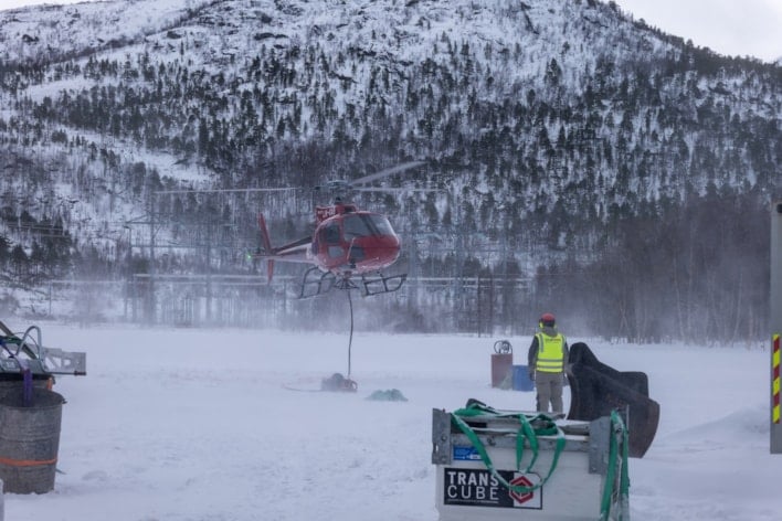 Bilde av helikopter som nesten har landet.