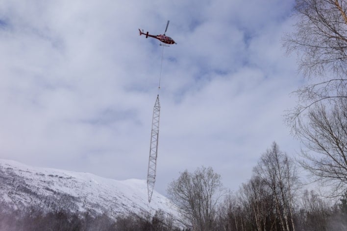 Helikopter og mast hengende ned