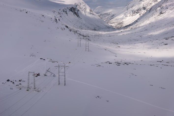 Bilde av mange master i snødekt landskap